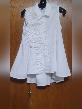 Gracia White Sleeveless Ruffle Flower Button-Front Top